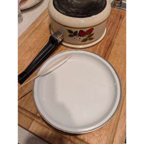 Vintage Strawberry Fields 2 Quart Enamel Cooking Pot with lid - Picture 4 of 16